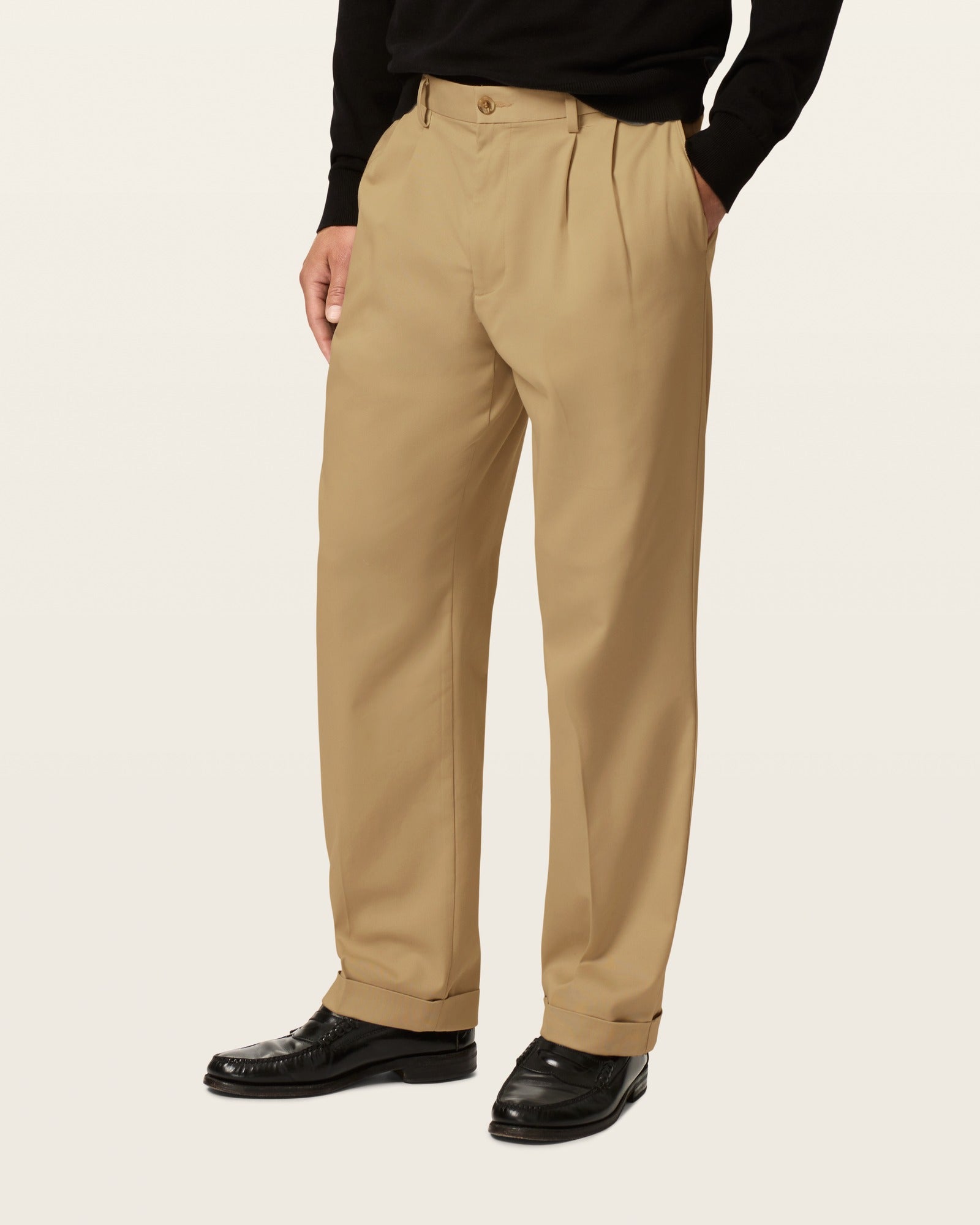 Comfort Khakis, Pleated, Relaxed Fit – Dockers™