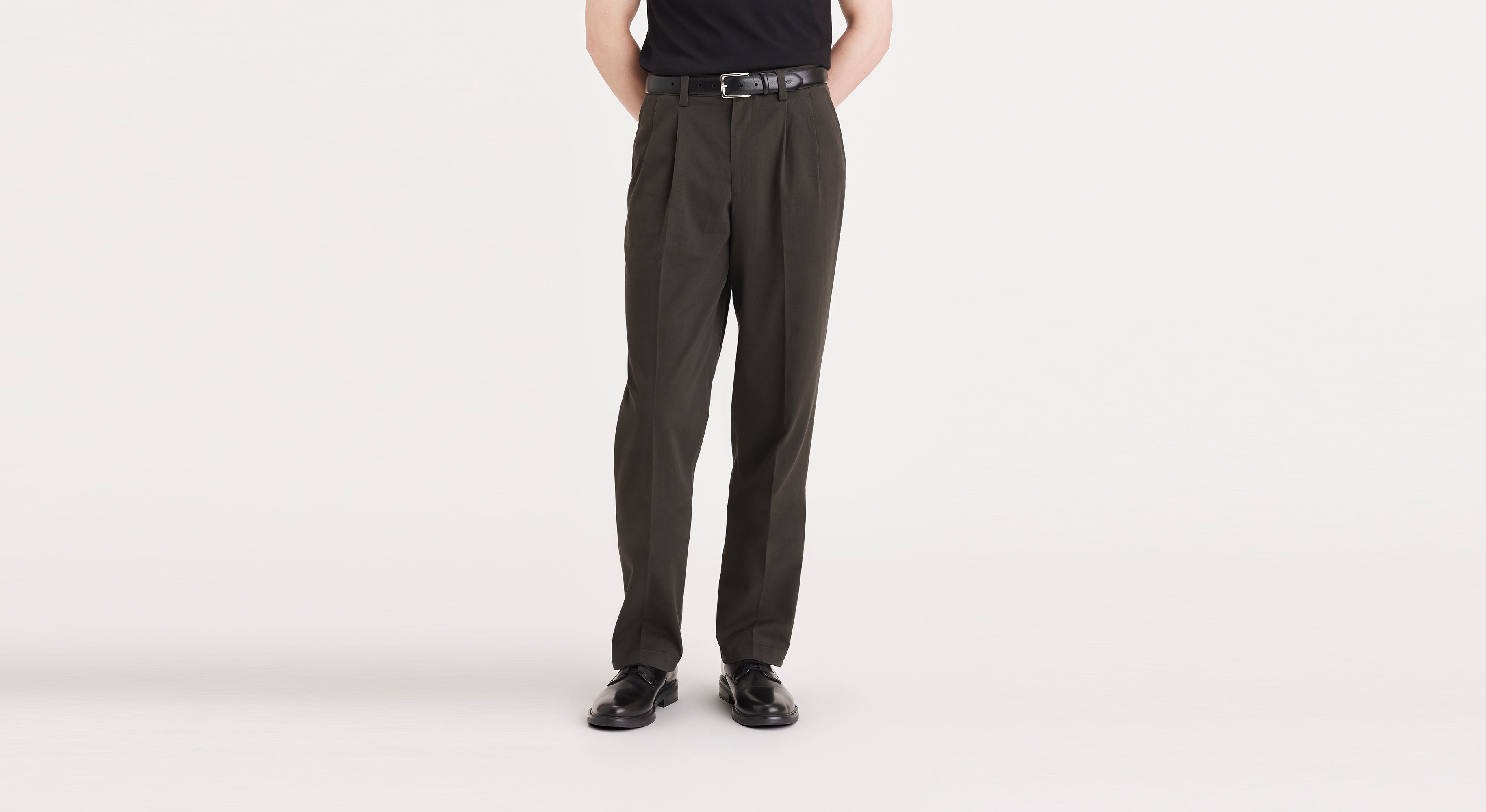 Easy Khakis, Pleated, Classic Fit – Dockers™