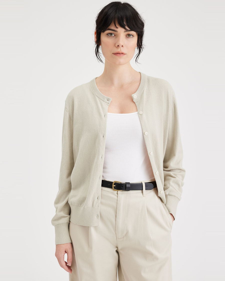 Front view of model wearing Grit Cardigan, Regular Fit.