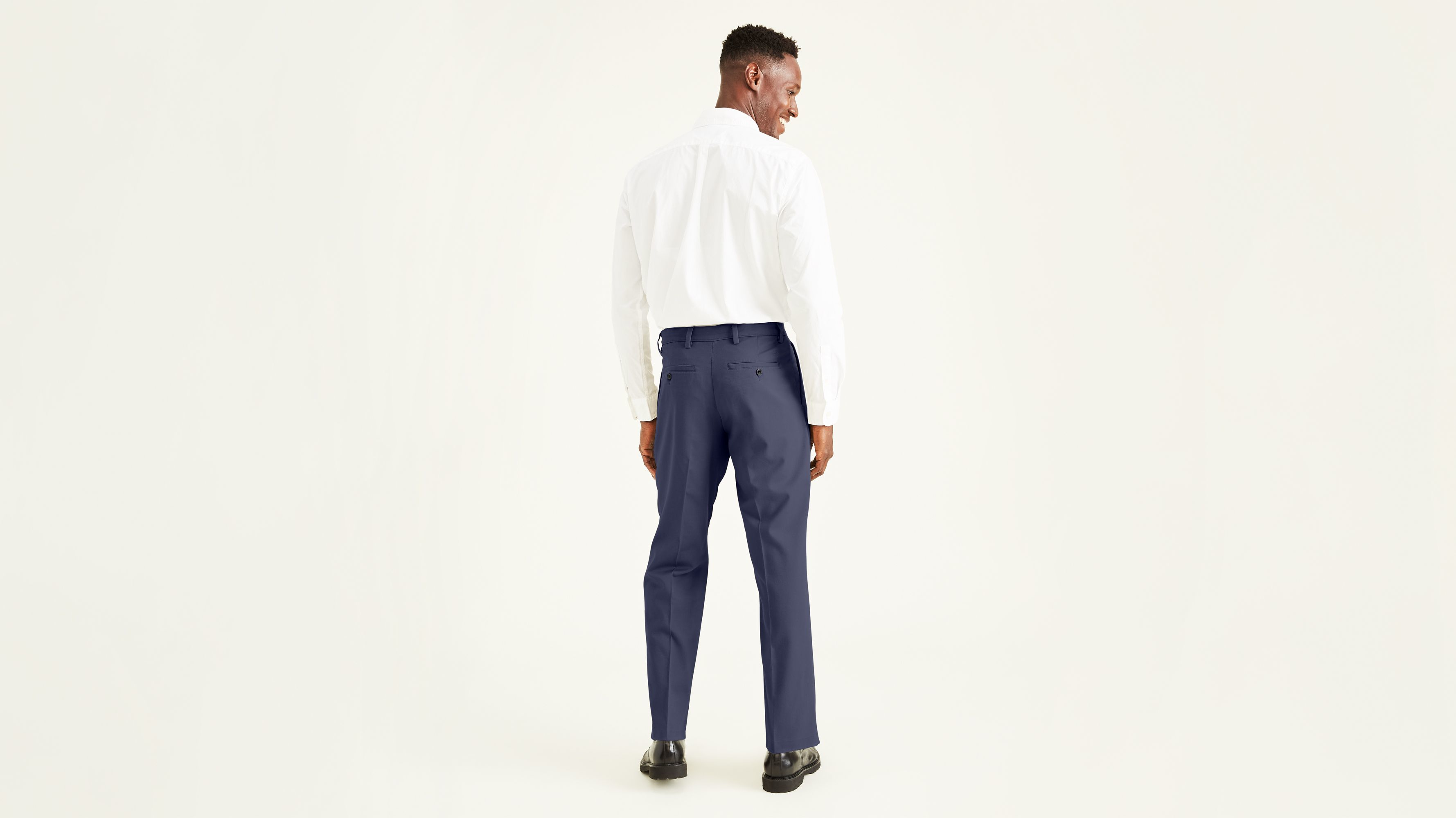 Essentials Men's Classic-Fit Wrinkle-Resistant Pleated Chino Pant :  : Clothing, Shoes & Accessories