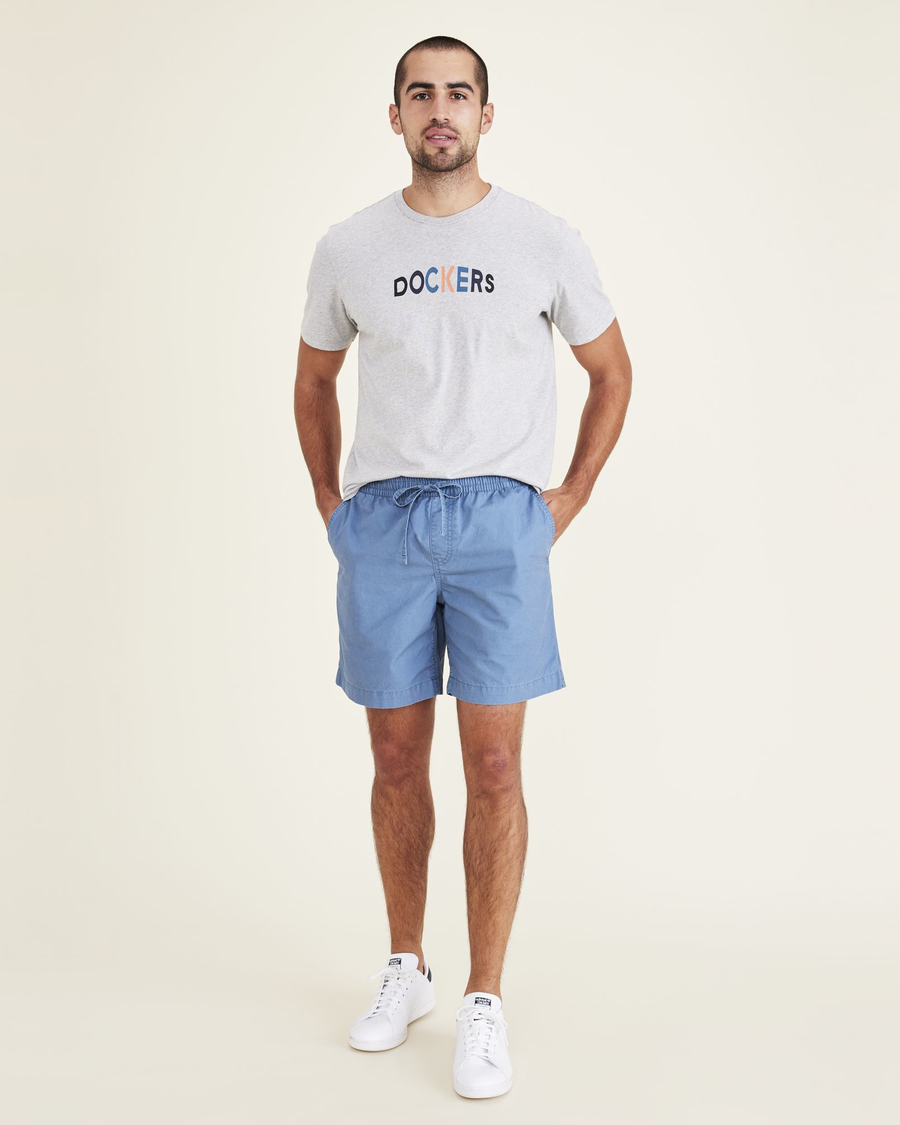 Front view of model wearing Oceanview Playa 7" Shorts.