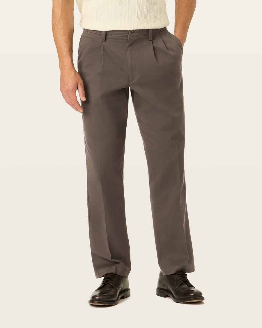 Easy Khakis, Pleated, Classic Fit – Dockers™