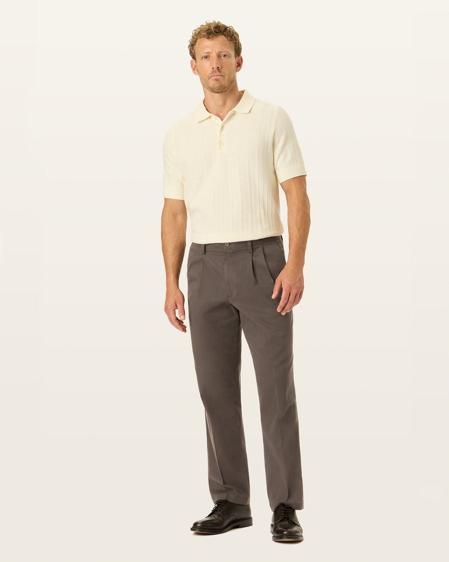 Easy Khakis, Pleated, Classic Fit – Dockers™