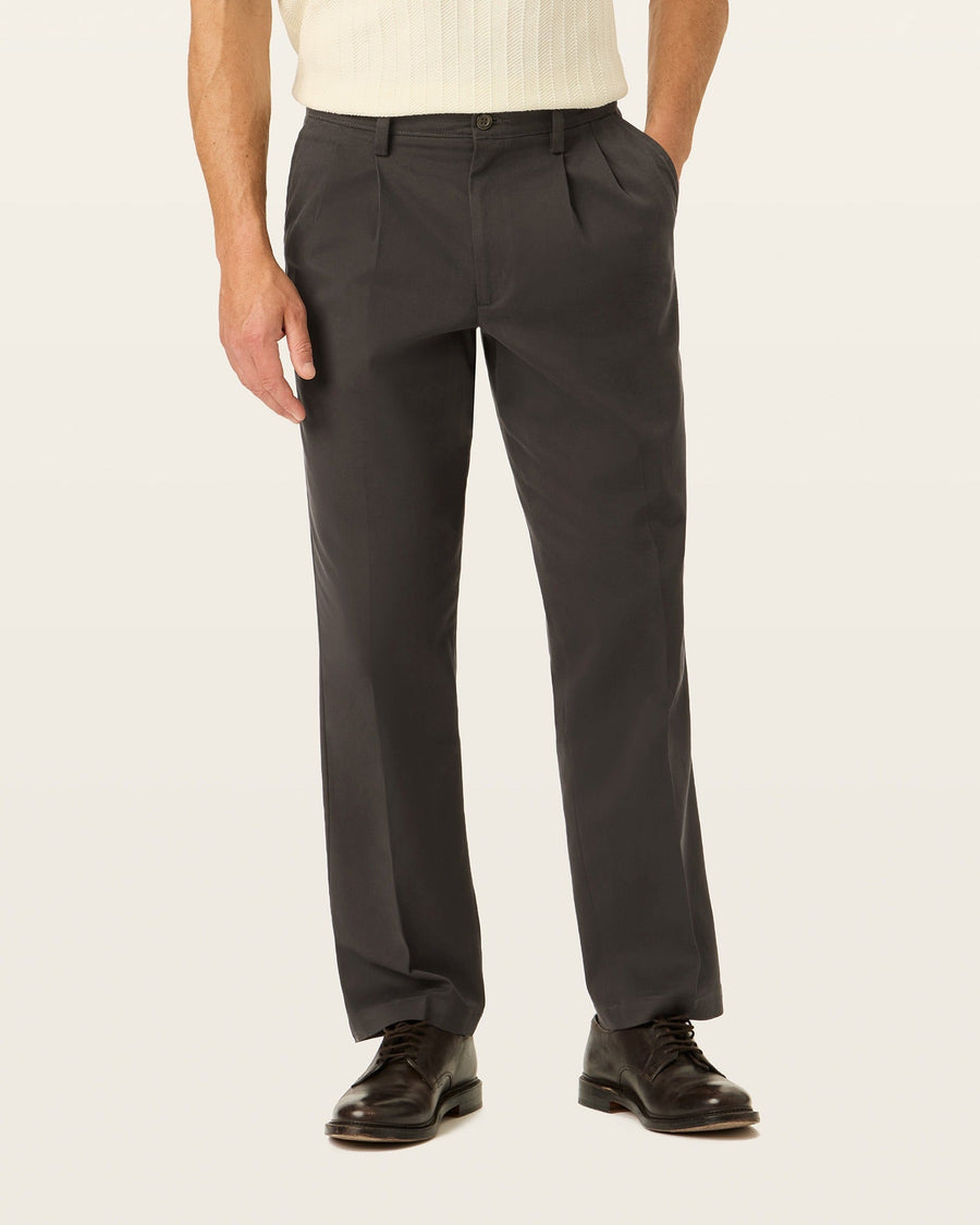 Easy Khakis, Pleated, Classic Fit – Dockers™