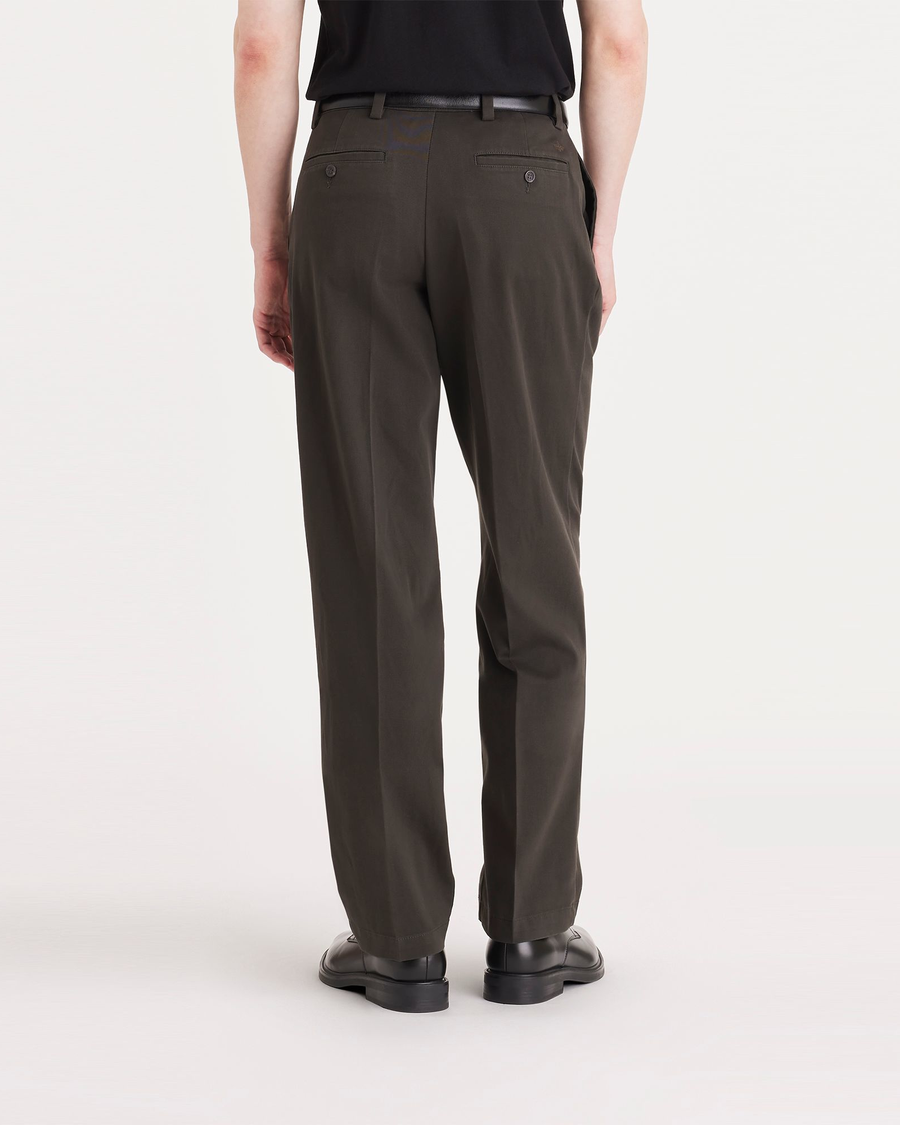 Easy Khakis, Pleated, Classic Fit – Dockers™