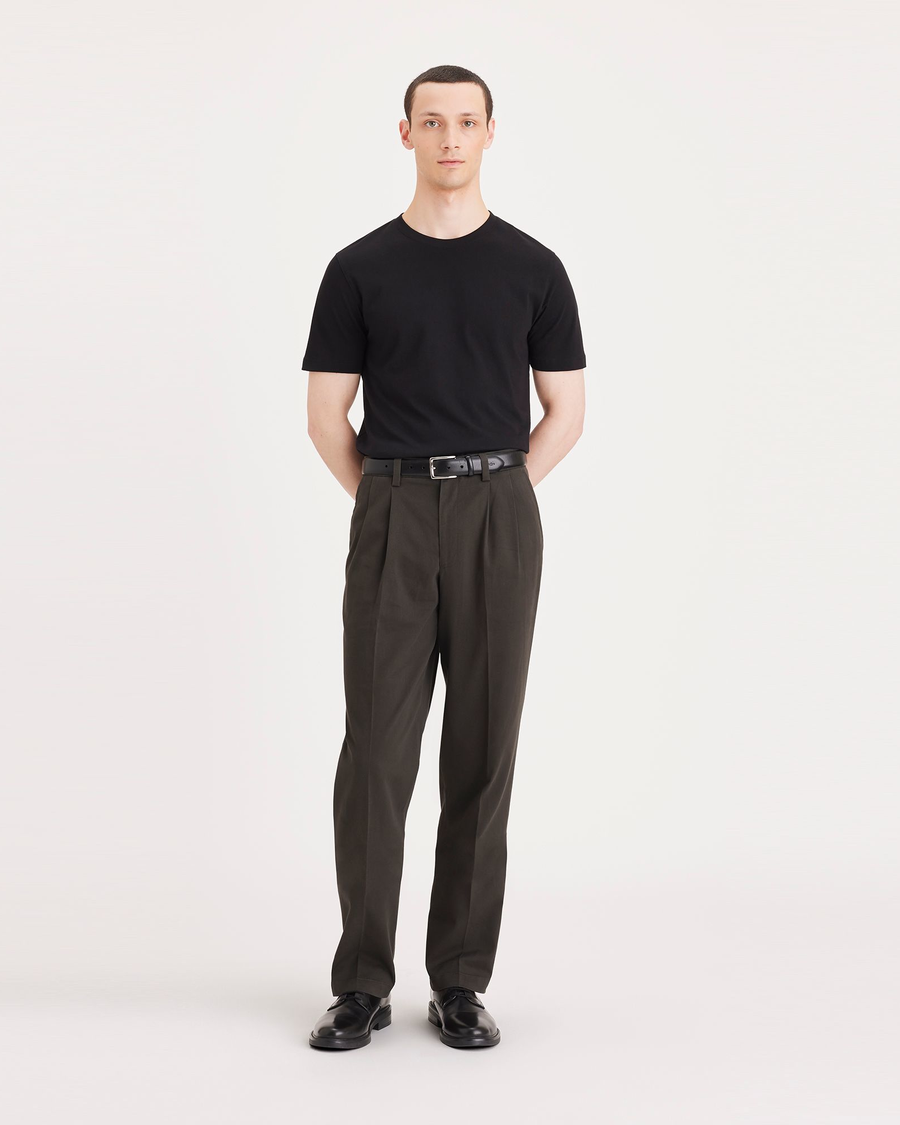 Easy Khakis, Pleated, Classic Fit – Dockers™
