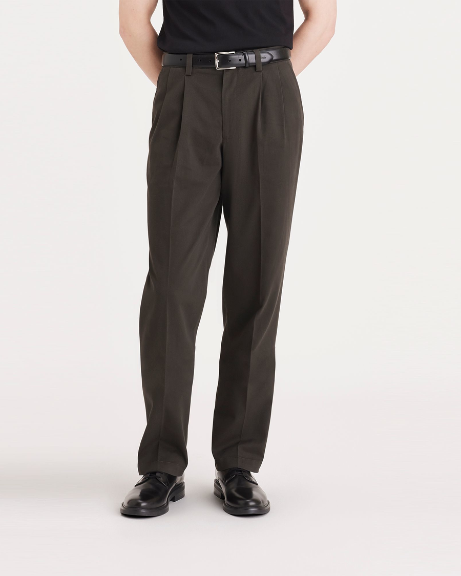 Easy Khakis, Pleated, Classic Fit – Dockers™