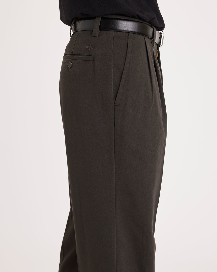 Easy Khakis, Pleated, Classic Fit – Dockers™