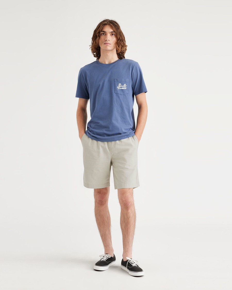 Front view of model wearing Grit Playa 7.5" Shorts.