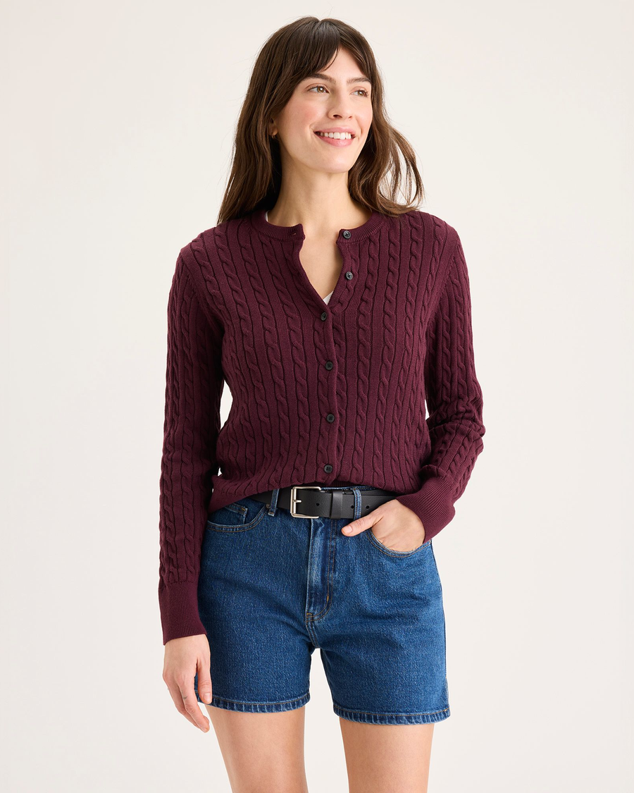 Front view of model wearing Winetasting Cardigan, Regular Fit.