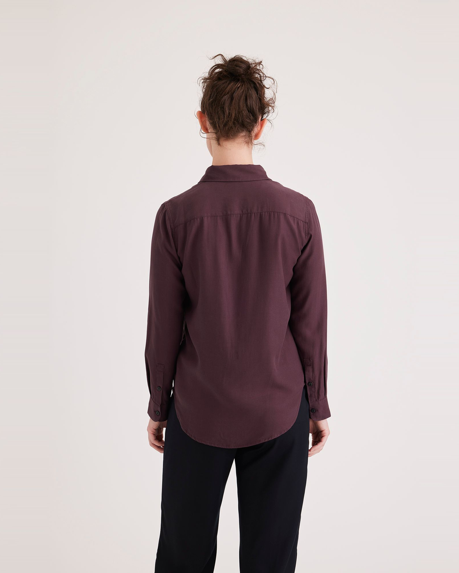 Back view of model wearing Winetasting Original Shirt, Regular Fit.